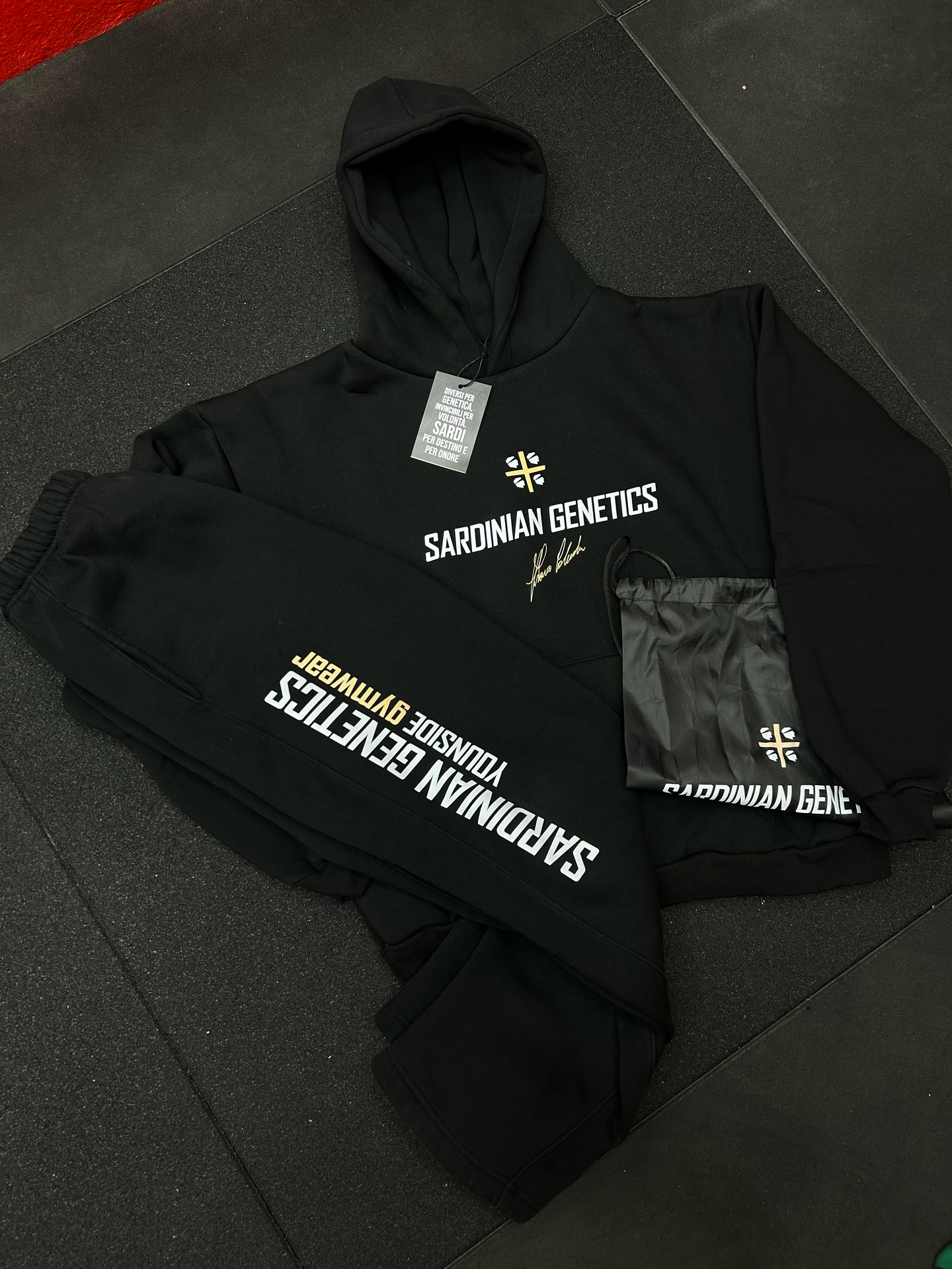 The "Warm-Up" Protocol (Felpa + Pantalone + Gym Bag) - Risparmia il 10%