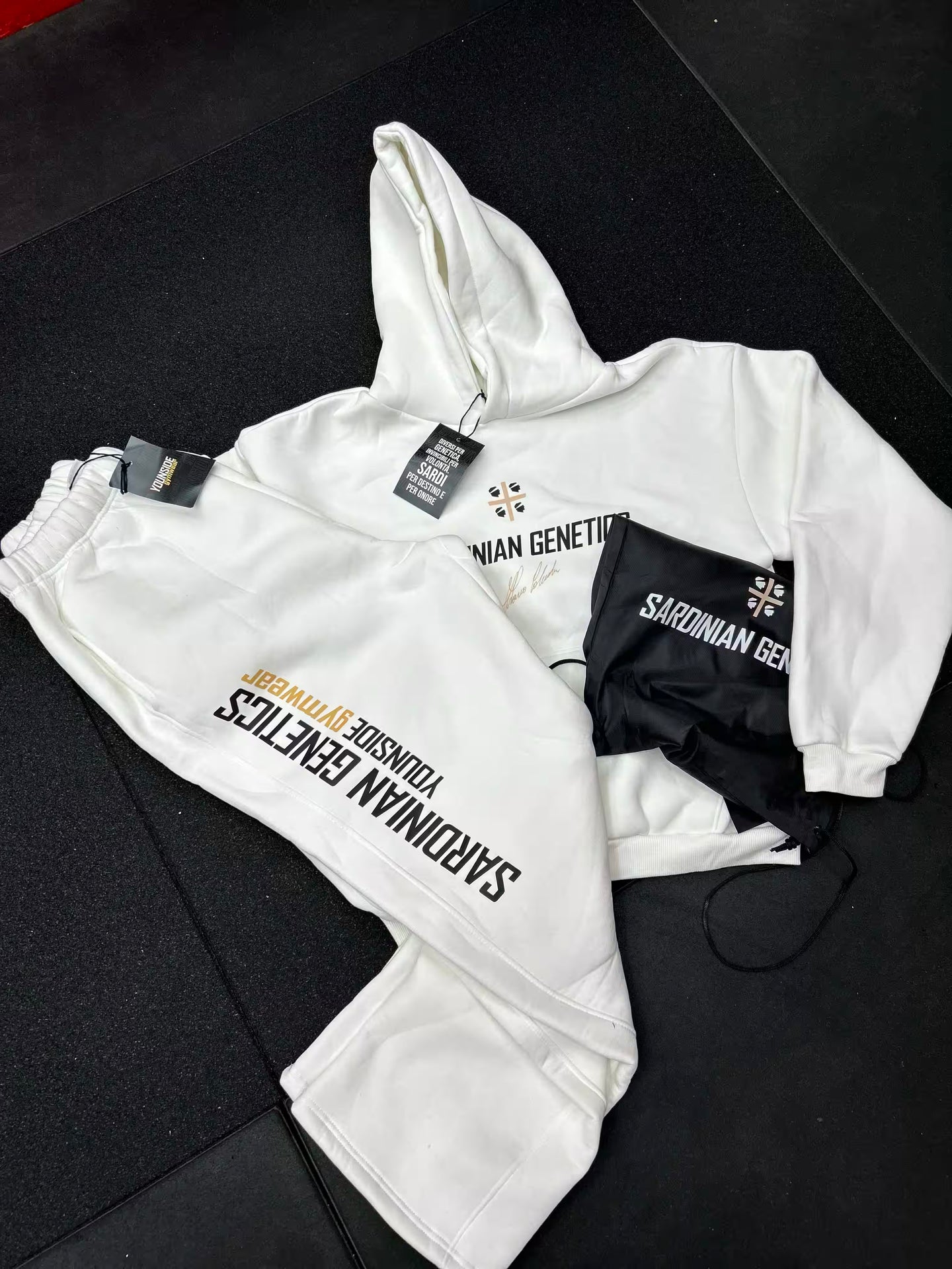 The "Warm-Up" Protocol (Felpa + Pantalone + Gym Bag) - Risparmia il 10%